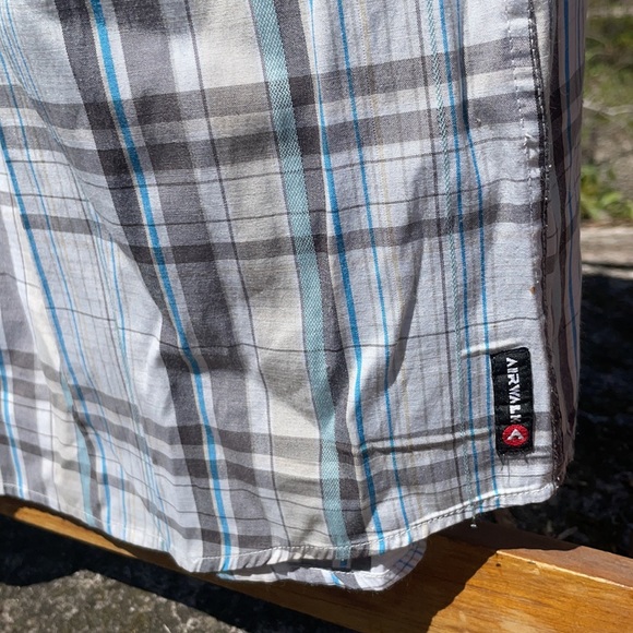 Airwalk Men Button Down Short Sleeve Shirt - Picture 4 of 7